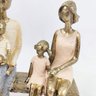 Escultura Família Decorativa em Resina Dourada Sentada no Banco - 4