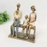 Escultura Família Decorativa em Resina Dourada Sentada no Banco - 5