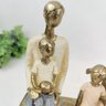 Escultura Família Decorativa em Resina Dourada Sentada no Banco - 3