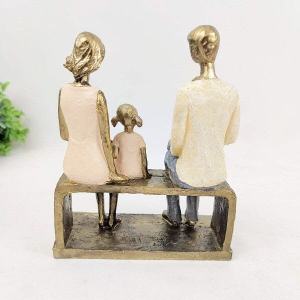 Escultura Família Decorativa em Resina Dourada Sentada no Banco - 6