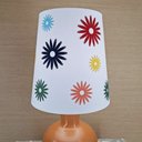 Ver imagem 3 de Abajur Base Cerâmica e Cúpula Flores Apliques Coloridos Bivolt
