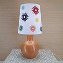Ver imagem 2 de Abajur Base Cerâmica e Cúpula Flores Apliques Coloridos Bivolt
