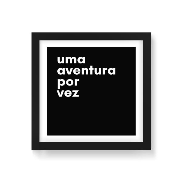 Quadro Decorativo Uma Aventura Por Vez - 30x30cm (Moldura em laca preta) - Arte Maníacos - 1