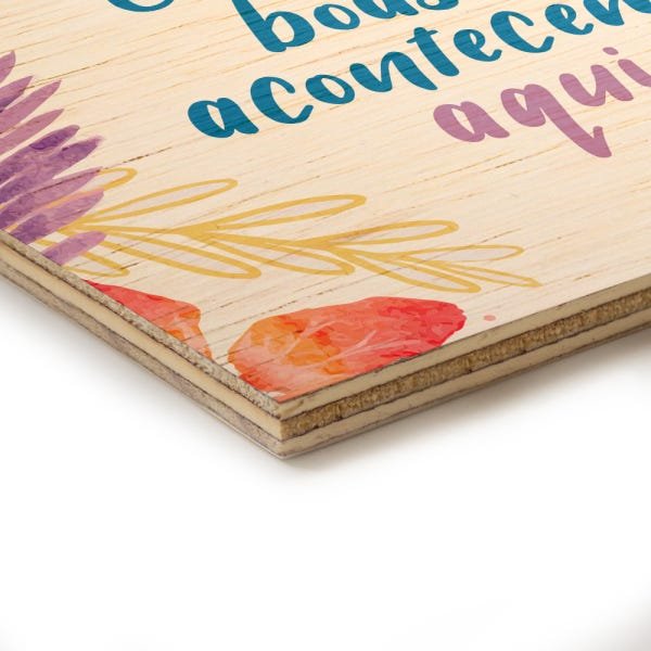 Quadro Decorativo em Madeira Coisas Boas Acontecem Aqui Fundo Floral - 46x32,5cm - 2