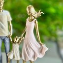 Ver imagem 4 de Escultura Familia Casal com Duas Meninas de Mãos Dadas