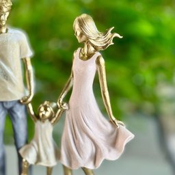 Escultura Familia Casal com Duas Meninas de Mãos Dadas - 4