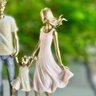 Escultura Familia Casal com Duas Meninas de Mãos Dadas - 4