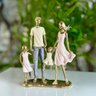 Escultura Familia Casal com Duas Meninas de Mãos Dadas - 2