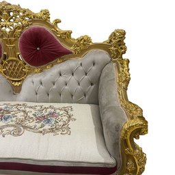 Sofá Clássico 2 Lugares Bege Floral com Detalhes Dourado - 133x205x70cm - 6
