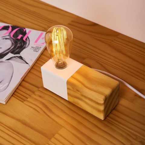 Luminária Abajur de Mesa Madeira Pinus Natural com Branco Oslo Bivolt
