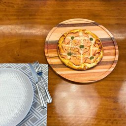 Tábua de Madeira para Pizza 38cm Redonda com Borda Forma para Servir Frios Petiscos - 2 Tábua de Madeira para Pizza 38cm Redonda com Borda Forma para Servir Frios Petiscos - 2