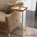 Ver imagem 1 de Apoio lateral para sofá bandeja sem espelho porta copos base metal decoração sala – MADEIRA/DOURADA