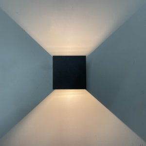 Arandela Led Navi Direcional 6w 3000k Branco Quente Bivolt Preto