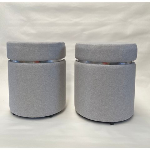 Kit 2 Puffs com Cinta de Prata Redondo Luxo Elegante para Sala Moveis Cor Linho Cinza Claro, Moderno