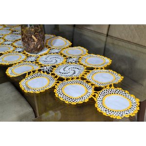 Caminho de Crochê Linha Cléa 1,55m - Amarelo Ouro Arte & Tear Caminho de mesa crochê