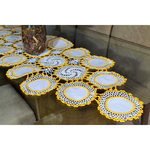 Caminho de Crochê Linha Cléa 1,55m - Amarelo Ouro Arte & Tear Caminho de mesa crochê
