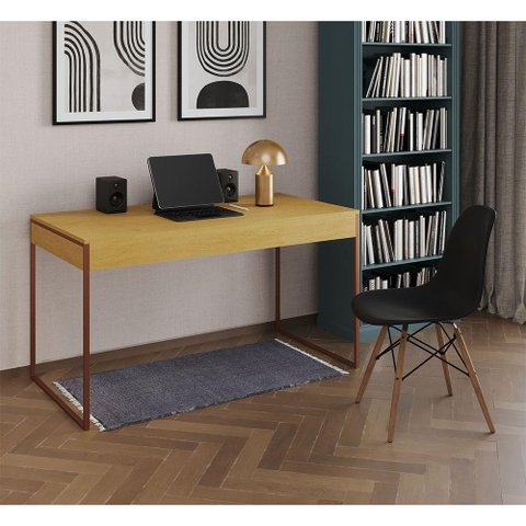 Mesa de Escritório Industrial Malta Canela 137x53cm Base Cobre com 1 Cadeira Preta Eames Eiffel