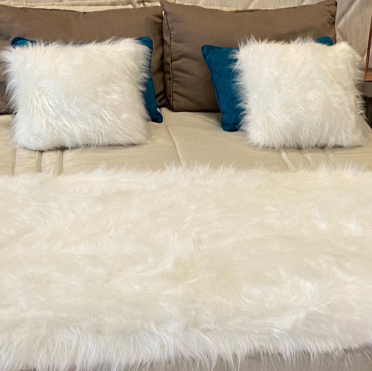 Peseira Premium Pelúcia Pelo Alto Para Cama Casal Comum e Cama Casal Queen Size 2mx80cm: Branco - 2