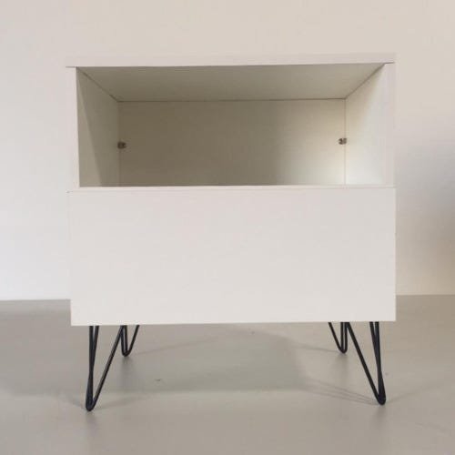 Mesa de Cabeceira Áquila Retrô Branca hairpin legs e Gaveta Inferior 100% MDF - Móveis LeBlanc - 3