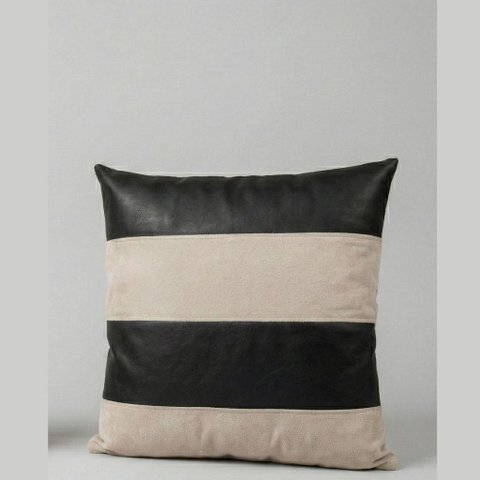 Almofada Decorativa 50x50 com Fibra Siliconada Vitória Hope Bouclé Off/courino Preto