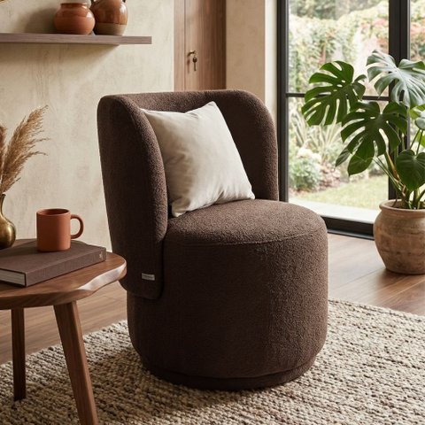 Poltrona Bia Sala Estar Curva Orgânica Boucle Marrom  - Montanaris Decor