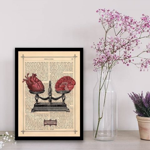 Quadro Coração E Cerebro Na Balança 24x18cm - com vidro:Madeira preta