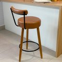 Ver imagem 6 de Kit 3 Banquetas Altas 60 Cm Estofada Corino Amarula com Encosto Retrô P/ Cozinha Área Gourmet Balcão