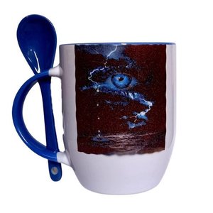 CANECA DE CERÂMICA BRANCA RESINADA COM INTERIOR, ALÇA E COLHER AZUL CLARO (OLHOS DE TEMPESTADE)