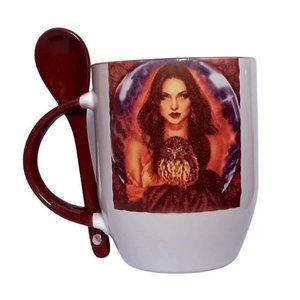 CANECA DE CERÂMICA BRANCA RESINADA COM INTERIOR, ALÇA E COLHER MARROM (DEUSA)