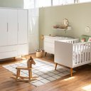 Ver imagem 1 de Kit Quarto Theo com Pés Retrô Mel - Berço + Cômoda 3 Gavetas e 1 Porta + Guarda-roupa 3 Portas - Bra