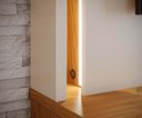 Ver imagem 5 de Home Theater Jordão com Painel Chanfrado c/ LED Nas Prateleiras com Pés - Off White Matte/Freijó