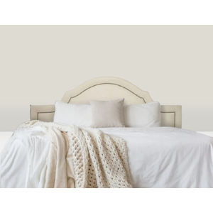 Cabeceira Casal Curva Luxo Estofada 140x60 - Suede Bege - Tachas Cromadas