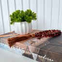 Ver imagem 3 de Decoração livro fake + vaso cachepot branco + enfeite colar