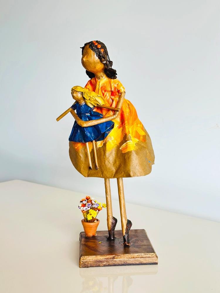 Escultura Menina com Bonequinha. Uma Peça Única, Artesanal, Feita em Papietagem - 2