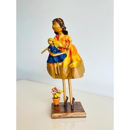 Escultura Menina com Bonequinha. Uma Peça Única, Artesanal, Feita em Papietagem - 2