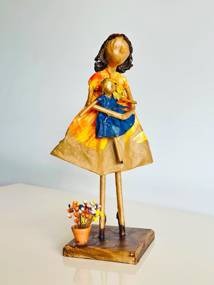 Escultura Menina com Bonequinha. Uma Peça Única, Artesanal, Feita em Papietagem - 3