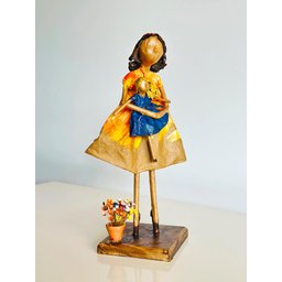 Escultura Menina com Bonequinha. Uma Peça Única, Artesanal, Feita em Papietagem - 3