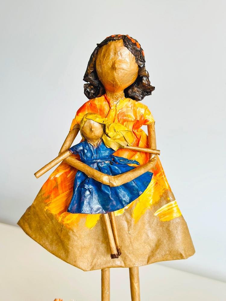 Escultura Menina com Bonequinha. Uma Peça Única, Artesanal, Feita em Papietagem - 4