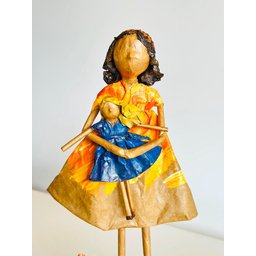 Escultura Menina com Bonequinha. Uma Peça Única, Artesanal, Feita em Papietagem - 4