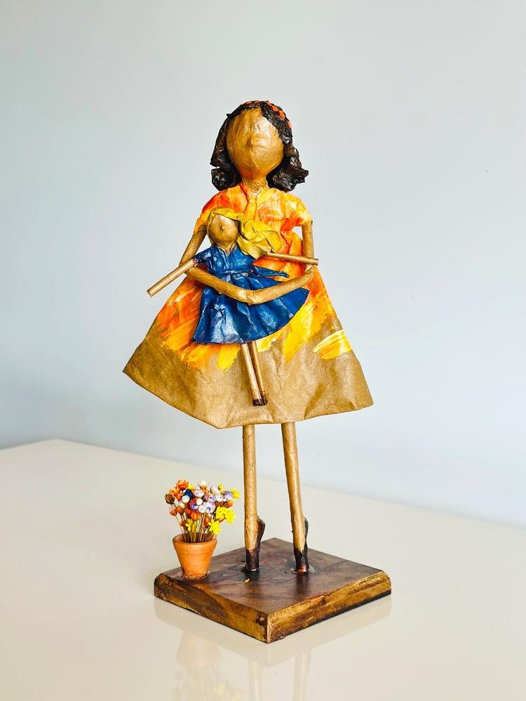 Escultura Menina com Bonequinha. Uma Peça Única, Artesanal, Feita em Papietagem