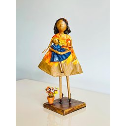 Escultura Menina com Bonequinha. Uma Peça Única, Artesanal, Feita em Papietagem - 1