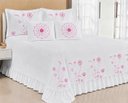 Ver imagem 1 de Kit Cobre Leito Casal Queen Encanto 07 Peças Bordado Colcha - Branco com Pink