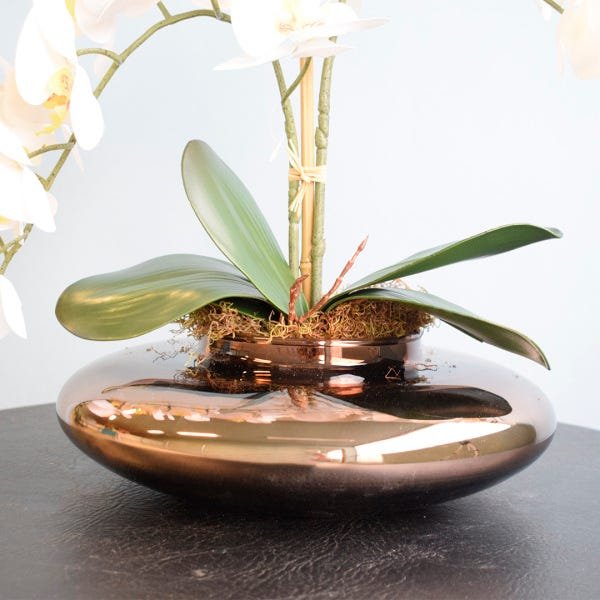 Arranjo com Duas Orquídeas de Silicone Brancas Artificiais No Vaso de Vidro Bronze - 3