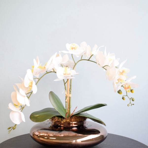 Arranjo com Duas Orquídeas de Silicone Brancas Artificiais No Vaso de Vidro Bronze - 1