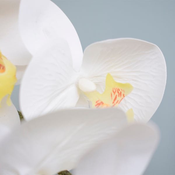 Arranjo com Duas Orquídeas de Silicone Brancas Artificiais No Vaso de Vidro Bronze - 6
