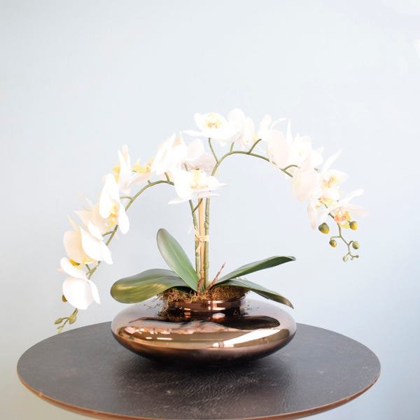 Arranjo com Duas Orquídeas de Silicone Brancas Artificiais No Vaso de Vidro Bronze - 2