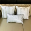 Ver imagem 2 de Kit 3 Almofadas Luxo Listrado e Geométrico Branco e Prata Sua Casa Decor Kit 3 Almofadas Composê Bra