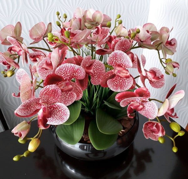 Arranjo com 4 orquídeas rosas de slicone + folhagens e vaso de vidro cromado prata - 2