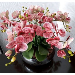 Arranjo com 4 orquídeas rosas de slicone + folhagens e vaso de vidro cromado prata - 2