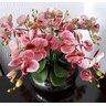 Arranjo com 4 orquídeas rosas de slicone + folhagens e vaso de vidro cromado prata - 2